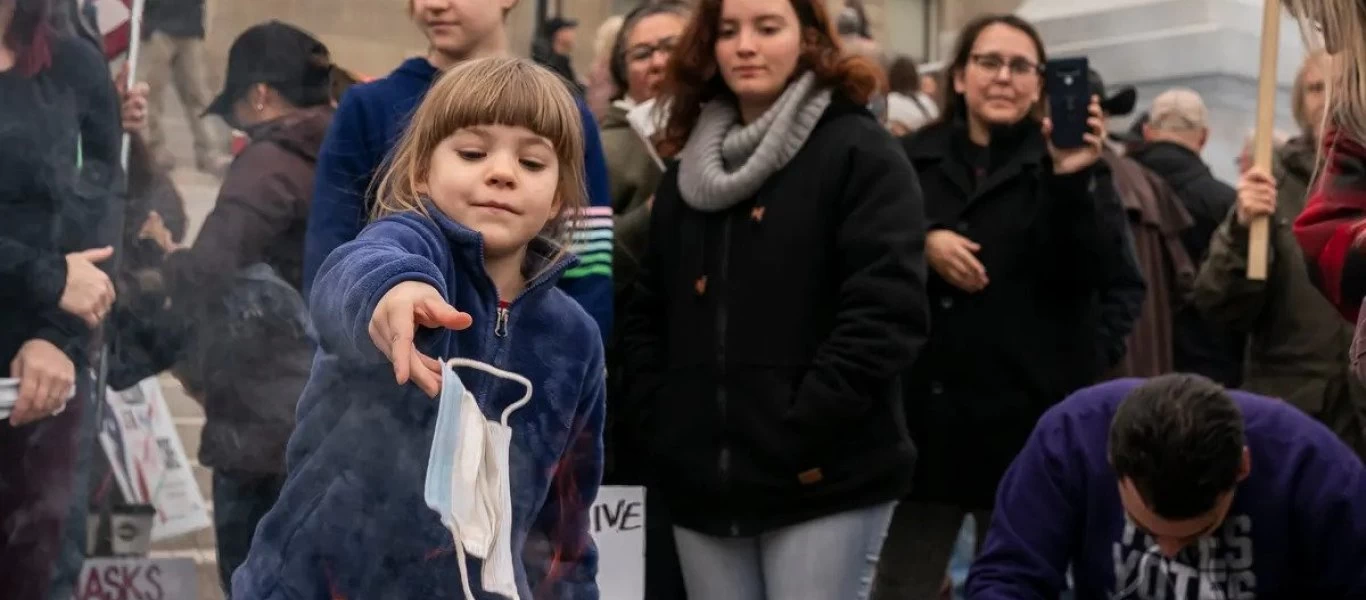  Αμερικανοί καίνε τις μάσκες τους ως απάντηση στην απαίτηση Τ.Μπάιντεν «Να φοράτε όλοι μάσκες»!